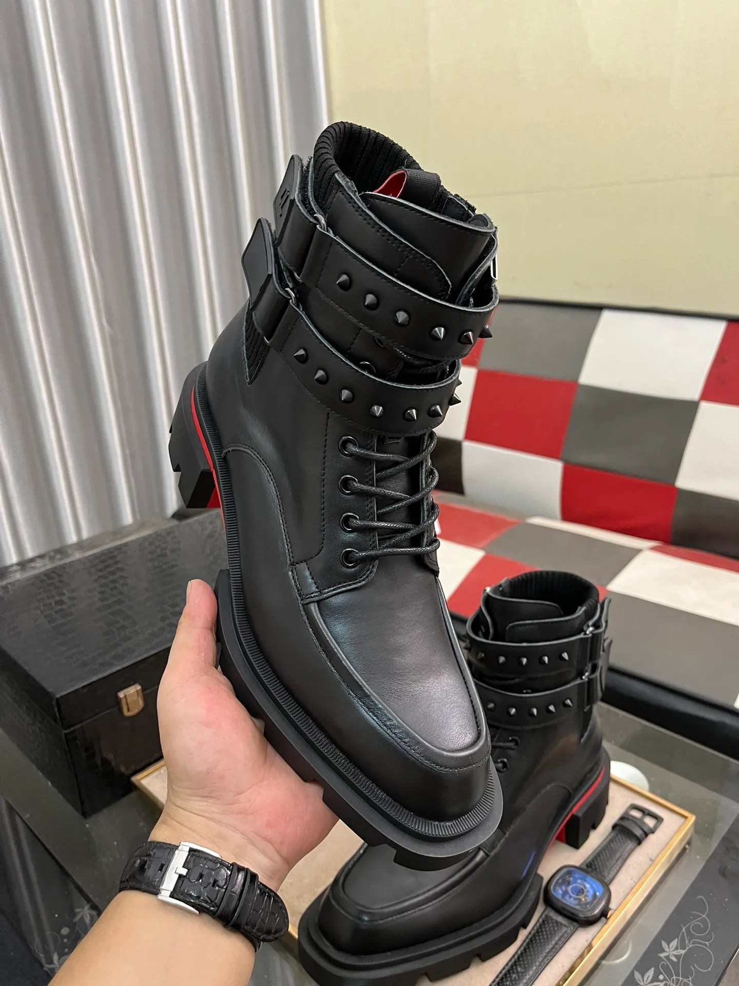 Men's shoes 💰880⌚️⌚️CL New formal leather shoes Christia* Loubouti* Red-soled shoes GREGGO men's Oxford shoes Made of imported cowhide/glossy patent leather/stitched contrasting high silk suede. Three-section toe design. Iconic red outsole, the ultimate personalized shoe. Original color cowhide lining. Original Italian leather outsole; fine workmanship brings you a luxurious experience. With its neat silhouette and straightforwardness, GREGGO men's Oxford shoes are Oxford shoes born for city roaming. The elegant lines and classic silhouette exude eternal charm. The black patent leather material is exquisite and eye-catching, adding a sense of luxury to the overall look. The slender toe design is full of elegance, and matched with closed shoelaces of the same color, the sophistication is invisible. The slim sole design provides the shoes with a light foot feel, elegant steps, and a refined and elegant look. Shows outstanding texture.  Standard leather shoe size: 38-44